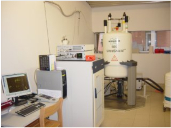 Exemple de spectromètre de Résonance Magnétique Nucléaire. Les mesures s'effectuent en général dans un cryostat afin d'effectuer des mesures à basse température (lcc-toulouse.fr).